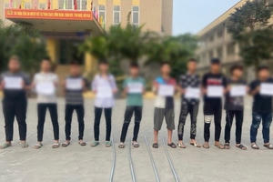 Bắt giữ nhóm thanh niên "choai" cầm theo dao phóng lợn đi tìm đối thủ trong đêm