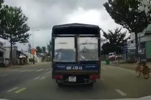 CLIP - Xe khách lấn làn vượt ẩu suýt gây ra tai nạn với ô tô con