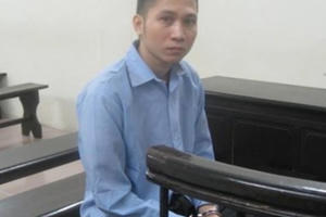 Điên cuồng “trút mưa dao”... chỉ vì  cái dẫm chân trong thang máy