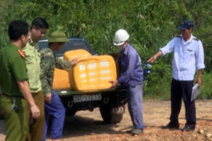 Lào Cai: Tiêu hủy số lượng lớn hàng đông lạnh không rõ nguồn gốc Lào Cai: Tiêu hủy số lượng lớn hàng đông lạnh không rõ nguồn gốc