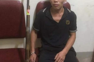 Cãi nhau với bố đẻ, con trai vác súng tự chế ra... siết cò