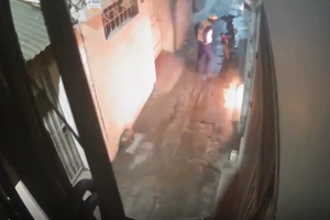 Bắt khẩn cấp kẻ phóng hỏa đốt nhà giữa đêm khuya để trả thù