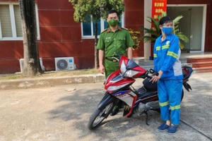 Công an quận Nam Từ Liêm góp tiền mua xe máy tặng chị lao công bị cướp trong đêm