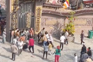 Nghi án 50 người dàn cảnh xô đẩy, cướp giật trước cổng chùa ở An Giang