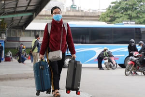 Lỉnh kỉnh đồ đạc trở lại Thủ đô từ chiều mùng 4 Tết