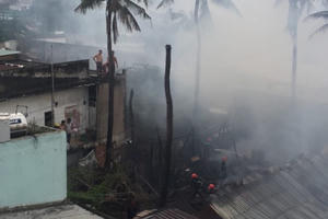 Cháy hàng loạt căn nhà lụp xụp, dân hoảng loạn tháo chạy