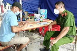 Dùng giấy tờ giả “thông chốt” kiểm dịch - hậu họa khó lường