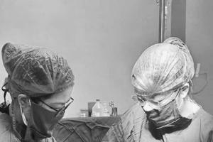 Hy hữu bé trai chào đời còn nguyên trong bọc ối