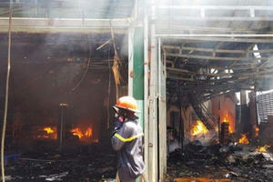 Lâm Đồng: "Bà hỏa" ghé thăm giữa trưa nắng, thiêu rụi 5 căn nhà