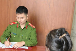 Công an thật ngăn người dân chuyển tiền cho công an giả