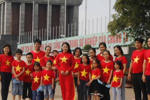 Dòng người nô nức về thăm lăng Bác ngày giải phóng Thủ đô