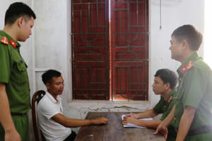 Khởi tố đối tượng hung hãn ném đá rồi chém công an mẻ xương, đứt gân