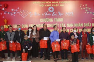 Người khuyết tật, khó khăn tại Đan Phượng nhận 300 suất quà Tết