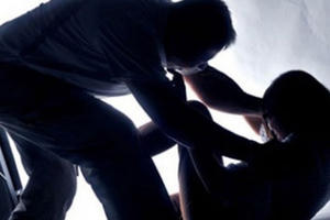 Lợi dụng người lớn không có ở nhà, yêu râu xanh đột nhập cưỡng hiếp bé gái 13 tuổi