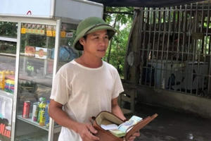 Nhặt được túi tiền khách quên, vợ chồng bán nước đăng facebok tìm người trả lại