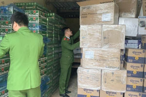 Quảng Bình: Bắt số lượng hàng lậu "khủng" đi tiêu thụ bằng xe khách giường nằm