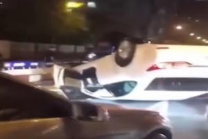 Clip xe sang Lexus lật ngửa "phơi bụng" giữa đường