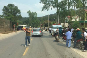 Tài xế xe buýt lấn làn tông 2 xe máy khiến 5 người thương vong