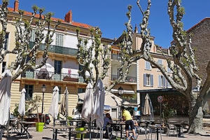 Cặp đôi lộn nhào từ ban công 4m xuống đất khi đang say sưa "ân ái"