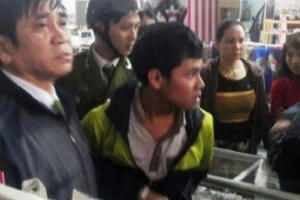 Bắt khẩn cấp nam thanh niên dùng dùi cui đi cướp