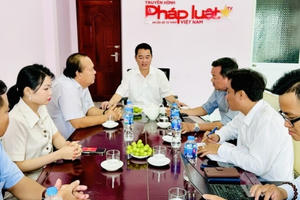 Báo PLVN trao quyết định Trưởng VPĐD tại Tiền Giang và Kiên Giang