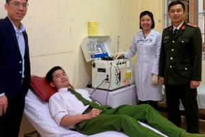 Ngưỡng mộ cán bộ Công an xã hiến máu cứu người