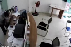 Clip nữ nhân viên quật ngã đối tượng đang dùng dao kề vào cổ để cướp tài sản