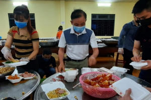 Hiệu trưởng trường Đại học Luật, Đại học Huế vào bếp làm bữa ăn sáng cho bà con ở khu cách ly