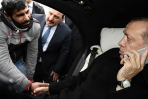 Tổng thống Thổ Nhĩ Kỳ cứu người đàn ông chuẩn bị nhảy cầu tử tự