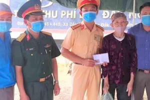 Cụ bà 88 tuổi đi 20km để tặng quà cho lực lượng kiểm soát dịch bệnh Covid-19