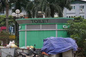 Tiêu dùng 72h: Nhà vệ sinh công cộng bỏ hoang, cỏ mọc kín lối