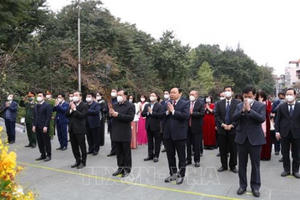 Lãnh đạo thành phố Hà Nội dâng hương tưởng nhớ Hoàng đế Quang Trung