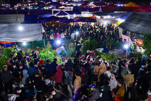 Biển người chen chân đi chợ "mua may bán rủi" dù trời buốt giá