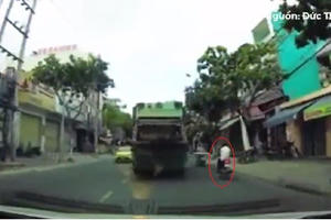 Clip mãi mê dùng điện thoại, nam thanh niên tổng thẳng vào xe máy cùng chiều