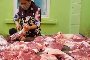 Thịt lợn: Giá ngoài chợ, “giá trên tivi”