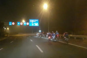 Đoàn xe đạp "thách thức tử thần" trên đường Võ Nguyên Giáp