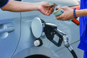 Giá xăng RON95 vượt mốc 15.000 đồng/lít vào 15h chiều nay (27/8)