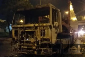 Va chạm giao thông, xe đầu kéo và xe máy bốc cháy trên đường