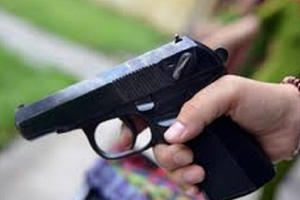 Mâu thuẫn từ việc chơi bầu cua, chồng mang súng đi trả thù giúp vợ