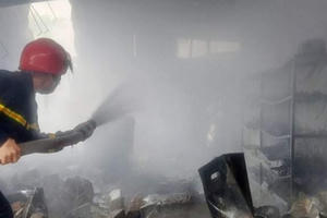 Cửa hàng chứa rất nhiều bình gas bốc cháy dữ dội