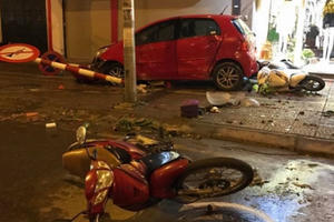 Hà Nội: Ô tô “điên” càn quét vỉa hè khiến nhiều người bị thương