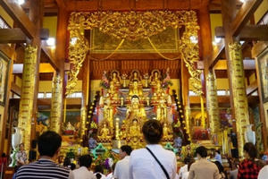 Xoa tiền lên tượng Phật lấy may là mê tín dị đoan