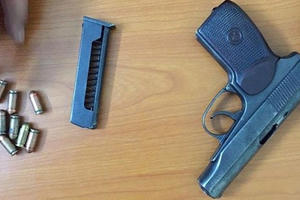 Tài xế bỏ chạy khi bị công an phát hiện có súng