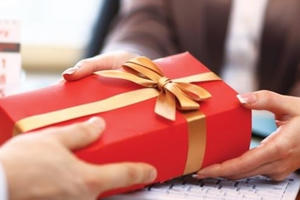 Có thể ngồi tù 20 năm vì… tặng quà Tết