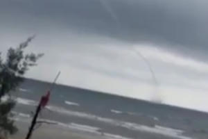 Xuất hiện vòi rồng cao hàng chục mét trên biển Hà Tĩnh