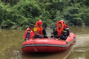 Thấy đồ trên bờ vội xuống sông tìm kiếm mới phát hiện thi thể người thân