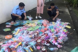Tạm giữ hơn 1.500 sản phẩm đồ chơi trẻ em không có tem CR