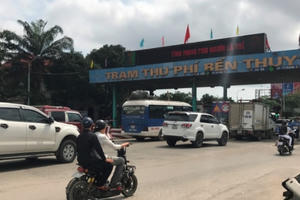 Người dân tiếp tục tập trung phản đối thu phí cầu Bến Thủy 1 Người dân tiếp tục tập trung phản đối thu phí cầu Bến Thủy 1