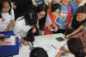 Phụ huynh khóc lóc, van xin vẫn không nộp được hồ sơ vào lớp 10 cho con