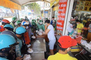 Hàng vạn shipper đổ ra đường, khốc liệt giành 200 triệu USD